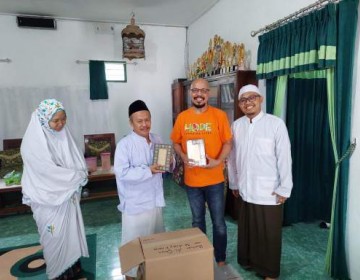 Yayasan Muslim Sinar Mas Land dan Andy F Noya Wakafkan Al-Qur’an Ke Pondok Pesantren di Banyumas 