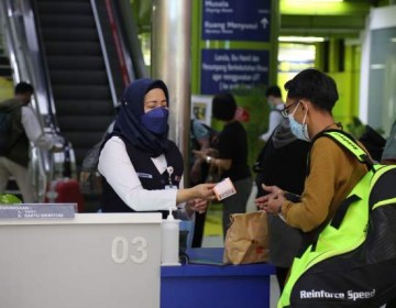 Hari Pelanggan Nasional 2021,  PT KAI Daop 1 Jakarta Berikan Salam Penghormatan Khusus dan Bagikan Ratusan Souvenir Serta Minuman Gratis