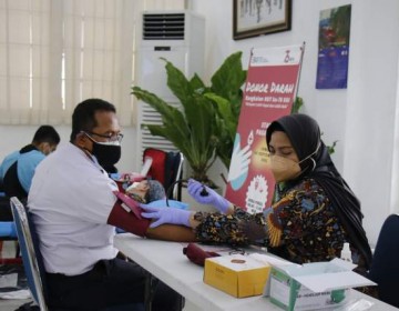 Sambut HUT KAI, Daop 1 Jakarta Ajak Calon Penumpang Donor Darah di Stasiun Pasar Senen 