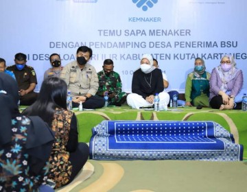 Lesehan, Menaker Dialog dengan Para Pendamping Desa Penerima BSU