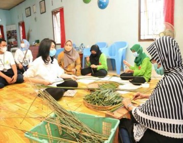 Sulap Rumput Menjadi Sedotan, Nasabah Binaan BRI Ini Jadi Pahlawan Lingkungan dan Masyarakat