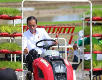 Yuk Kenali Mesin Tanam Padi Yang Digunakan Presiden Jokowi di Trenggalek