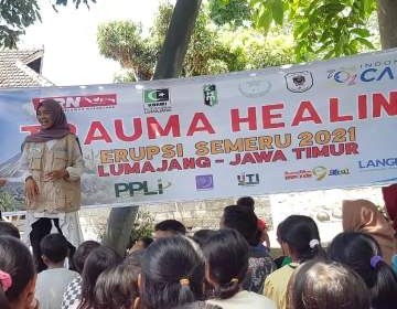 Peduli Semeru, Indonesia Care Hibur Para Pengungsi Lewat Trauma Healing