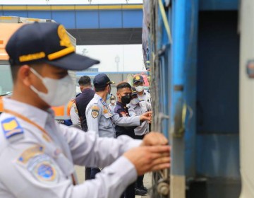 Ditjen Hubdat Gelar Operasi Tertib Muatan Dan Overload Di Tol Japek, 13 Truk Terjaring