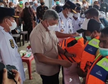 Kemenhub Bagikan Ratusan Pas Kecil dan Life Jacket Gratis Untuk Nelayan Parepare