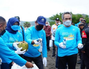 Kick Off  #BulanCintaLaut, Menteri Trenggono Pungut Sampah di Pantai Parangkusumo