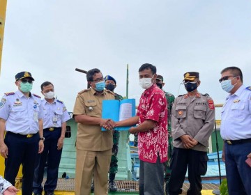 Kemenhub Serahkan Bantuan 5 Unit Kapal Penangkap Ikan Untuk Nelayan Patimban