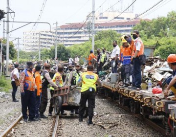 Daop 1 Jakarta Tertibkan 137 Bangunan Liar di Lintas Stasiun Angke-Kampung Bandan