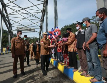 Gubernur Banten Jalan Kaki Susuri Jembatan Ciberang, Sapa Warga Yang Menikmati Buah 