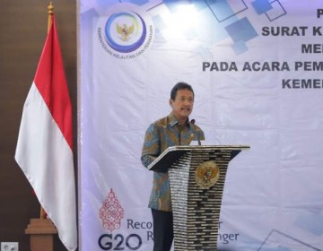 Menteri Trenggono Serahkan 394 SK CPNS KKP Tahun 2021