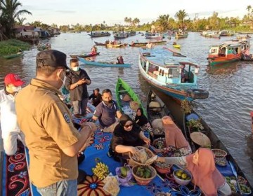 Dirjen Bina Pemdes Kunjungi Pasar Apung, Ingatkan Kepala Desa Lok Baintan Pentingnya Desa Wisata Berkelanjutan