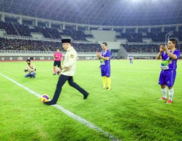 Wagub Andika Lakukan Kick Off Laga Perdana di Banten International Stadium