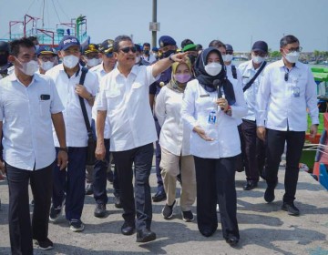 Kunjungi Cilacap, Menteri Trenggono Beri Bantuan Pembiayaan Bagi Korban Kebakaran Kapal 