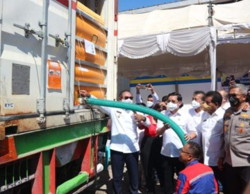 Kolaborasi Agregasi Distribusi Pangan, ID FOOD Mulai Distribusikan Minyak Goreng Curah dan Gula ke Pasar Tradisional di Kupang