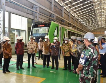 Bamsoet Tinjau Produksi Bus Listrik PT Industri Kereta Api