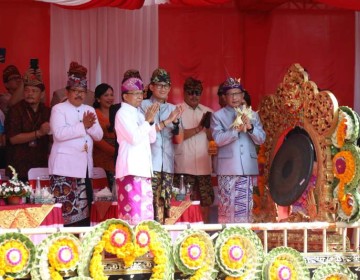 Kenakan Baju Adat Bali, Mendagri Lepas Pawai sekaligus Buka Secara Resmi Pesta Kesenian Bali ke-44