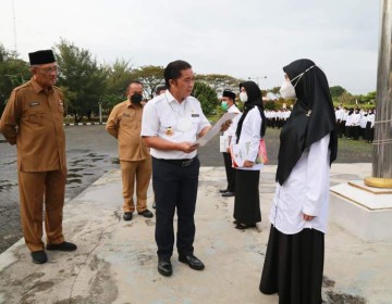 Pj Gubernur Al Muktabar Serahkan 862 SK PPPK Guru Provinsi Banten