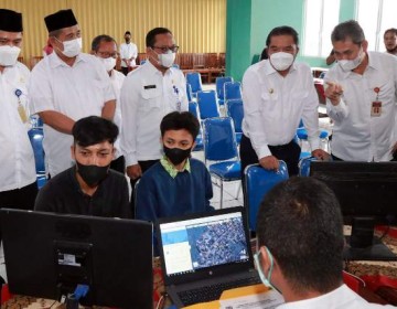 Sidak PPDB, Pj Gubernur Al Muktabar: Alhamdulillah Lancar