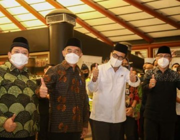 Menko PMK Sambut Kepulangan Jamaah Haji di Soetta 