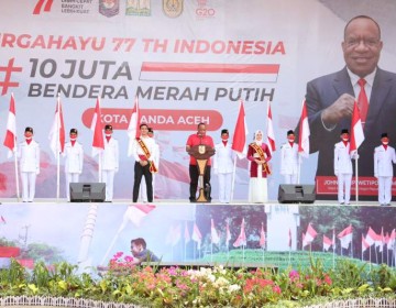 Pupuk Nasionalisme, John Wempi Wetipo Serahkan Bendera Merah Putih kepada Masyarakat Aceh