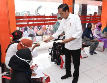 Presiden Jokowi Tinjau Penyaluran Bantuan Pemerintah di Kota Baubau