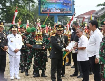 Pj Gubernur Banten Al Muktabar Pimpin Upacara HUT TNI Ke 77 Di Alun-alun Rangkasbitung Lebak