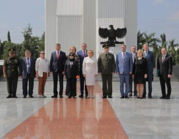 BKSP DPD RI Bersama Ketua Dewan Federasi Majelis Federal Federasi Rusia Ziarah ke Taman Makam Pahlawan Nasional Kalibata