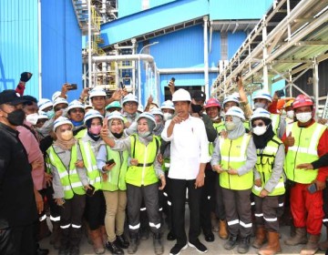 Tinjau Smelter Baru PT Timah, Presiden: Bukti Keseriusan Kita dalam Hilirisasi