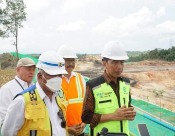 Ditargetkan Rampung 2024, Presiden Jokowi Didampingi Menteri Basuki Tinjau Jalan Tol Menuju KIPP IKN