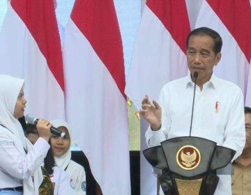 Mendikbudristek Dampingi Presiden Serahkan Bantuan Program Indonesia Pintar Tahun 2024