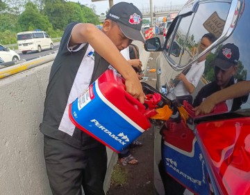 Mogok Kehabisan Bensin Di Tol, Motorist Pertamina Gercep Kirim BBM Ke Lokasi