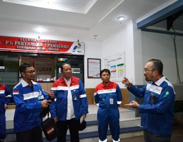 Dirut Pertamina Patra Niaga Turun Langsung Cek Kondisi Pipa Tuban