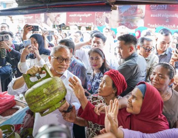 Menko Pangan dan Mendag Tinjau Sub Pangkalan di  Klender, Pastikan Penyaluran LPG 3 Kg Aman Bagi Masyarakat