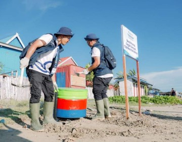 Relawan Bakti BUMN Sapu Bersih Sampah di Pantai Lampu Satu Merauke