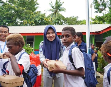 Relawan Bakti BUMN Menginspirasi Siswa Merauke Lewat Edukasi dan Makanan Bergizi