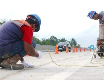 Jelang Idul Fitri 2025, Hutama Marga Waskita Lakukan Pemeliharaan Jalan Tol Kutepat