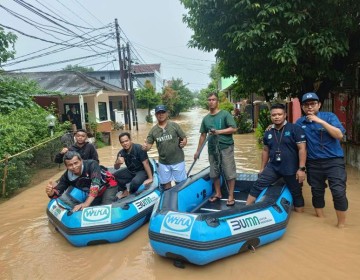 WIKA Salurkan Bantuan Korban Bencana Banjir di Jakarta dan Bekasi
