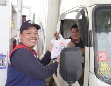 Hutama Karya Bagikan Ribuan Paket Takjil Gratis dan Voucher Makan di Seluruh Jalan Tol Kelolaan