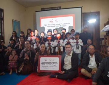 NeutraDC Serahkan Bantuan Sarana Belajar Digital untuk Anak-anak Suku Tengger Bromo