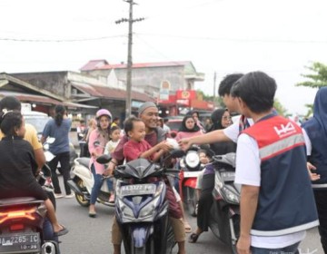 Sobat Aksi Ramadan Hutama Karya Bersihin Masjid, Bagi Sembako dan Takjil di Sekitar Jalan Tol Padang Sicincin