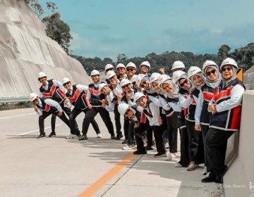 Hutama Karya Bangun Negeri Bersama Srikandi Tangguh dan Profesional