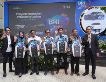 Apresiasi Nasabah Loyal, BRI Serahkan Hadiah BRImo FSTVL 2024 kepada Para Pemenang