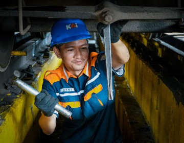 Peran Penting Petugas Daily Check Sarana di Stasiun, Menjamin Keselamatan dan Kenyamanan Perjalanan Kereta Api