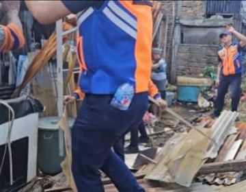 KAI Daop 1 Jakarta dan KCI Tertibkan Area Jalur Rel Tanah Abang – Duri Demi Keselamatan dan Ketertiban