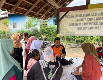 Gandeng DLH Lamsel, HKA Ruas Tol Bakter Lakukan Inovasi Pengolahan Sampah Plastik Menjadi Kursi