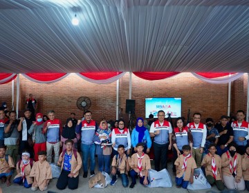 Seribu Seragam Sekolah Dibagi Pertamina untuk Anak-anak di Cilincing