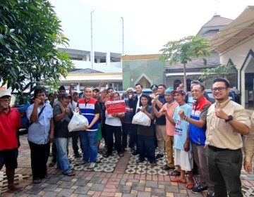 Jaga Solidaritas, PGN Bagikan Paket Sembako untuk Komunitas Pengemudi Bajaj Gas