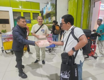 Anang Hermansyah Bersama KAI Daop 1 Jakarta Bagikan Kue di Stasiun Gambir  