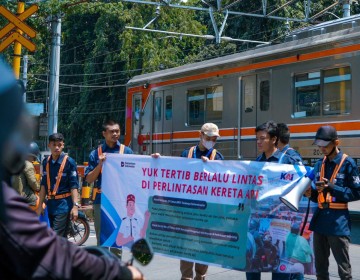 Cegah Kecelakaan, KAI Daop 1 Jakarta Ajak Masyarakat Tertib di Perlintasan Sebidang