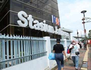 KAI Daop 1 Jakarta Terapkan Berhenti Luar Biasa (BLB) di Stasiun Jatinegara untuk Mendukung Kelancaran Akses Penumpang